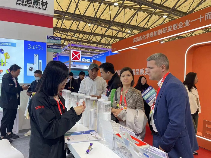鸿志新材的展台吸引了诸多嘉宾驻足洽谈